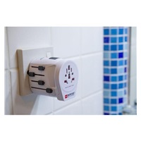 SKROSS cestovní adaptér PRO World & USB, 6,3A max., uzemněný, vč. univerzální USB nabíječky, pro celý svět